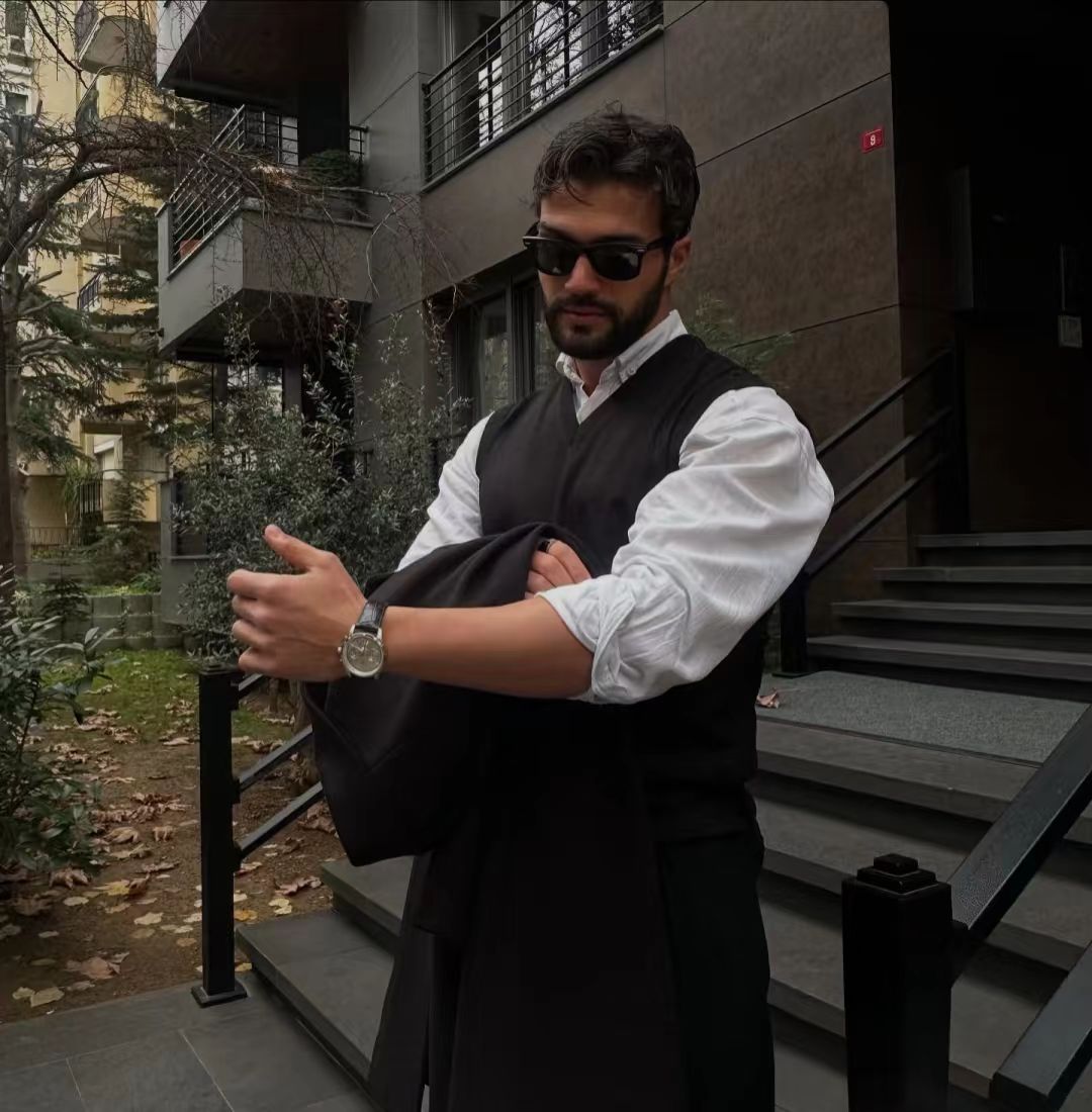 Urban Sophistication: Vest Layer & Monochrome Vibes