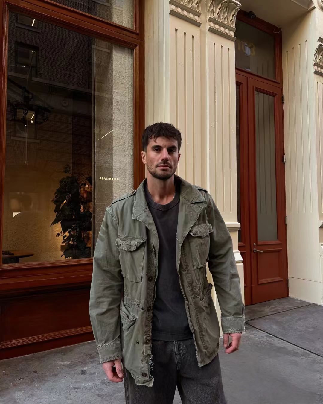 Urban Retro Vibe: Field Jacket & City Streets