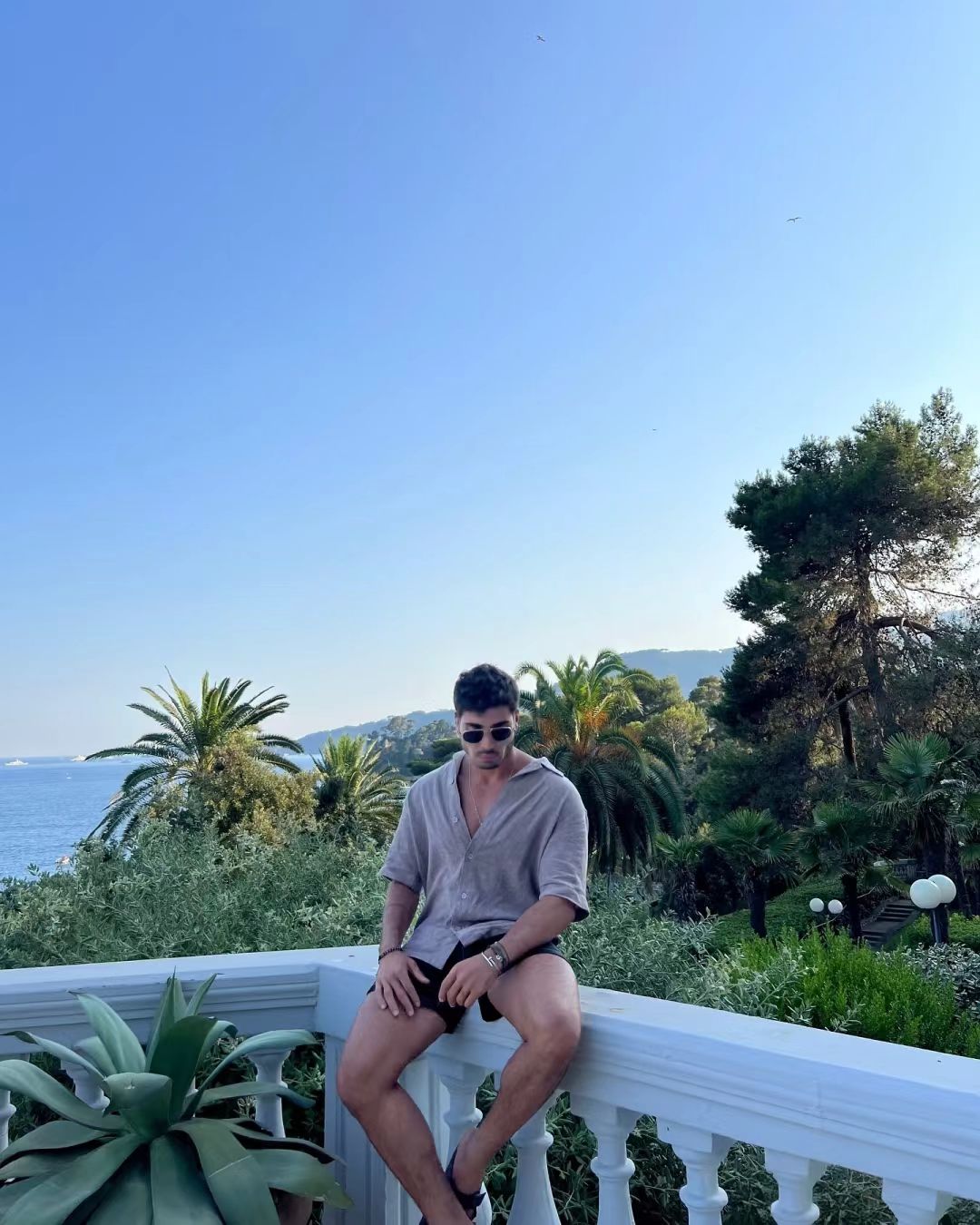 Laid – Back Summer Style: Knit and Sunnies 🌴👕