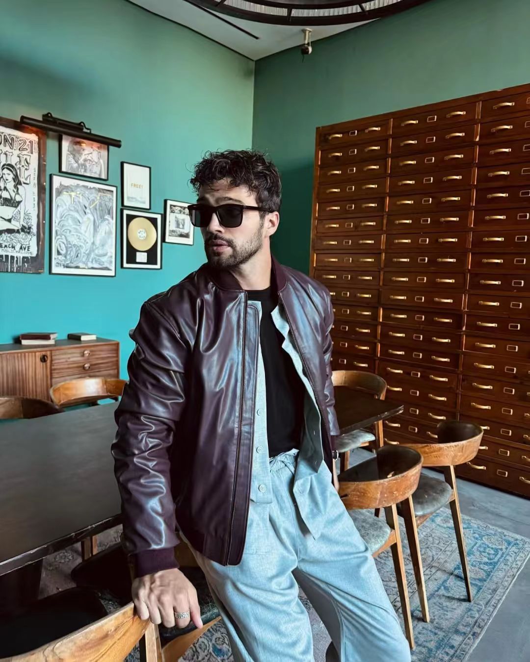 Vintage – Cool Hangout: Leather Jacket & Retro Vibes