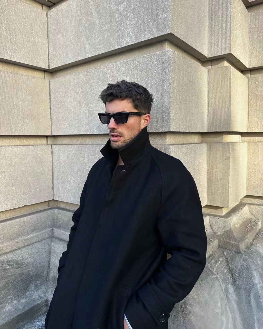 Urban Retro Vibe: Field Jacket & City Streets