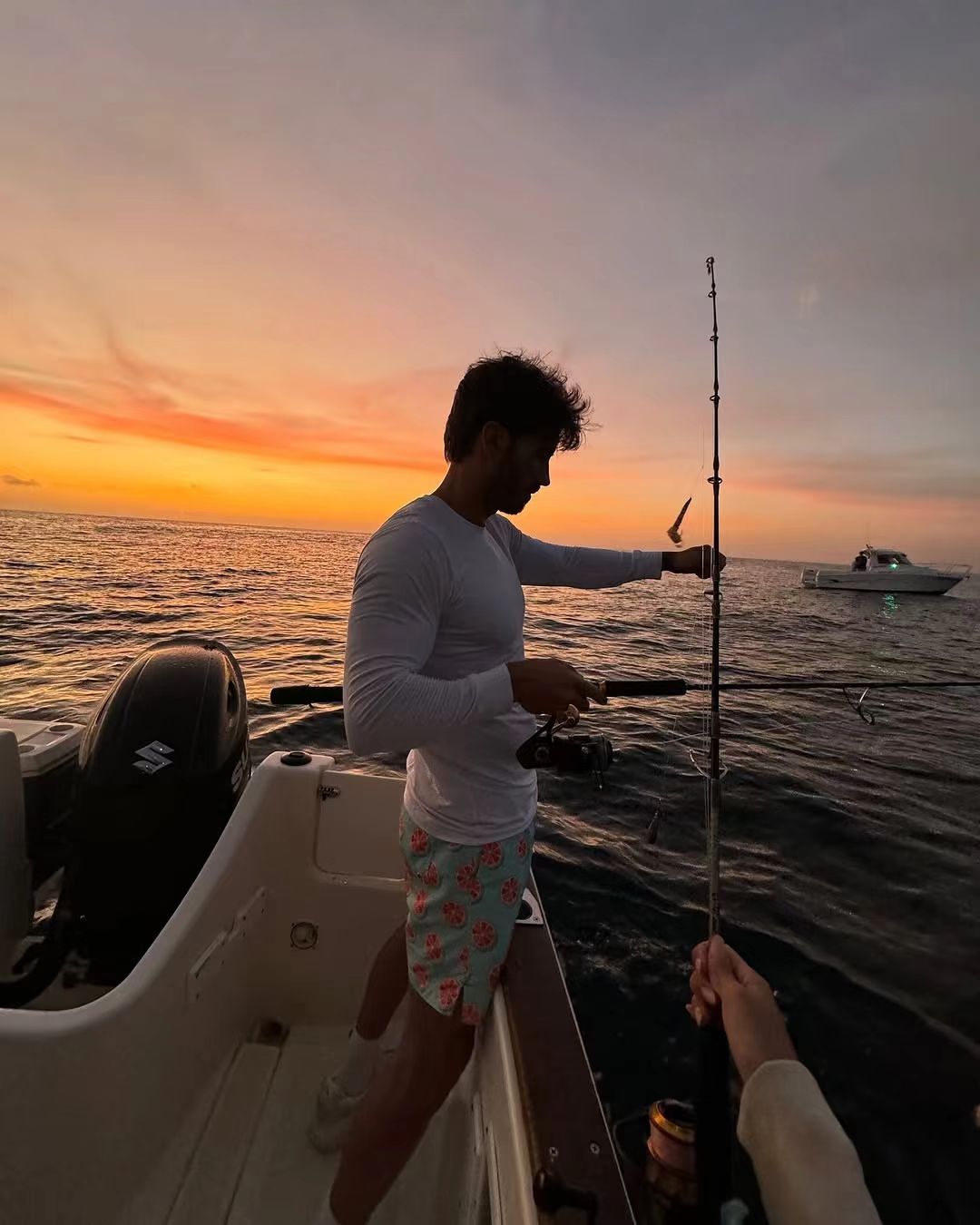 “Boat Life: Fishing Under the Golden Sunset 🌞⚓”