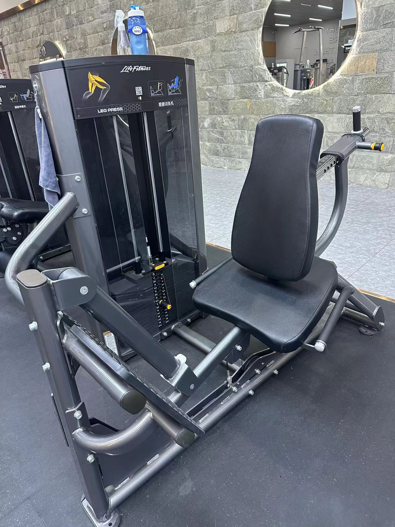 Gym Equipment Goals: Sleek Leg Press Setup 🎯🏋️